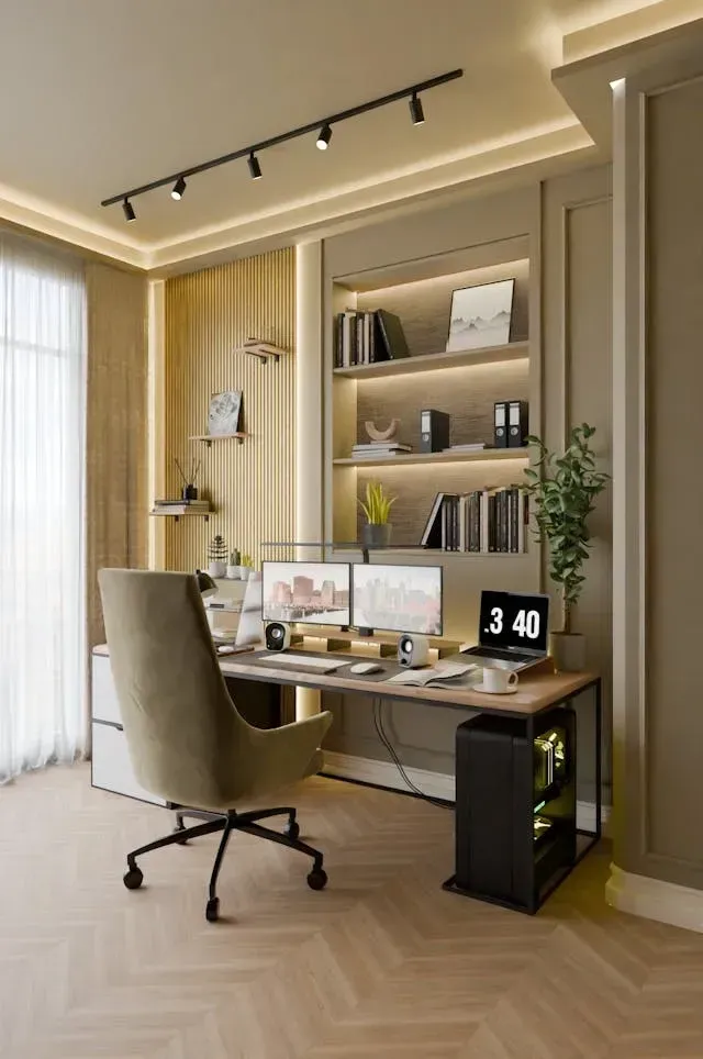 Bureau contemporain avec double écran, fauteuil design et étagères murales, dans un intérieur raffiné à l’éclairage indirect