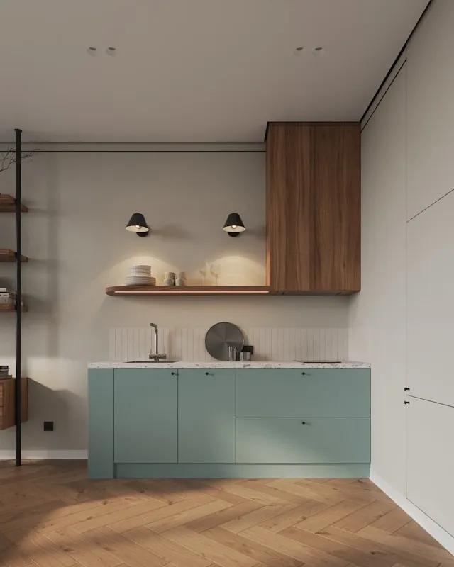Cuisine minimaliste avec façades en bois clair, suspensions murales noires et éclairage latéral doux, ambiance scandinave contemporaine