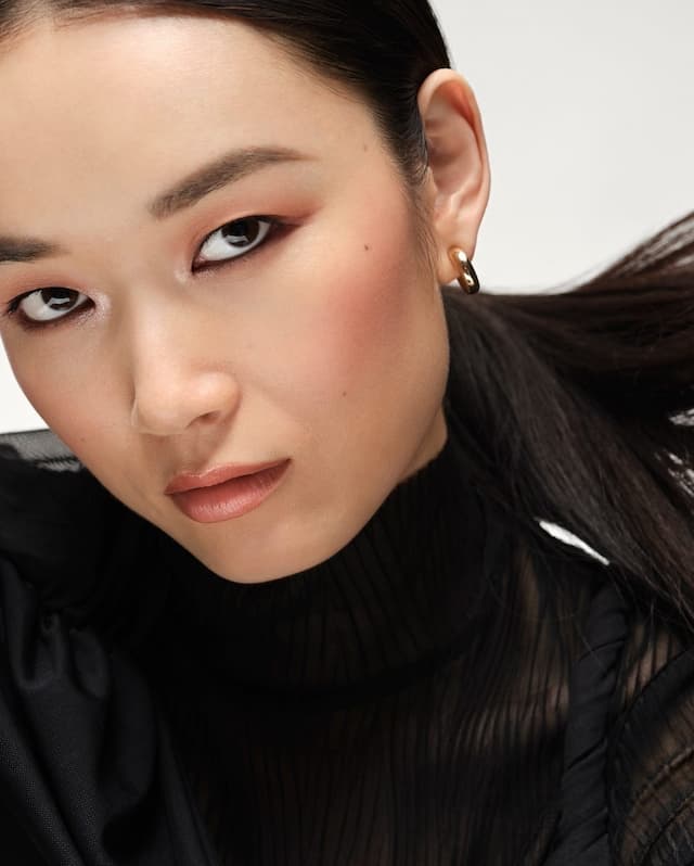 Maquillage Bobbi Brown avec blush en poudre rose, tendance 2025
