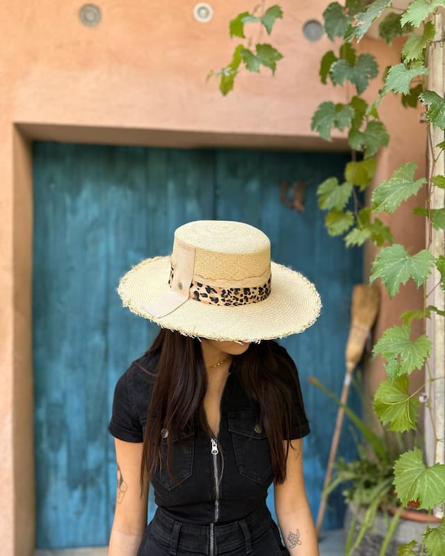 Chapeau Victor – mode été 2025 avec chapeau de paille orné d’un ruban à motif léopard