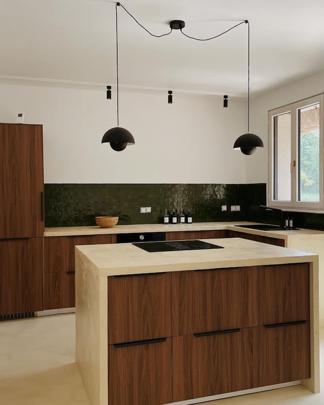Cuisine moderne en béton ciré signée Harmony Béton – alliance élégante de matériaux naturels et design épuré, rénovation intérieure 2025.