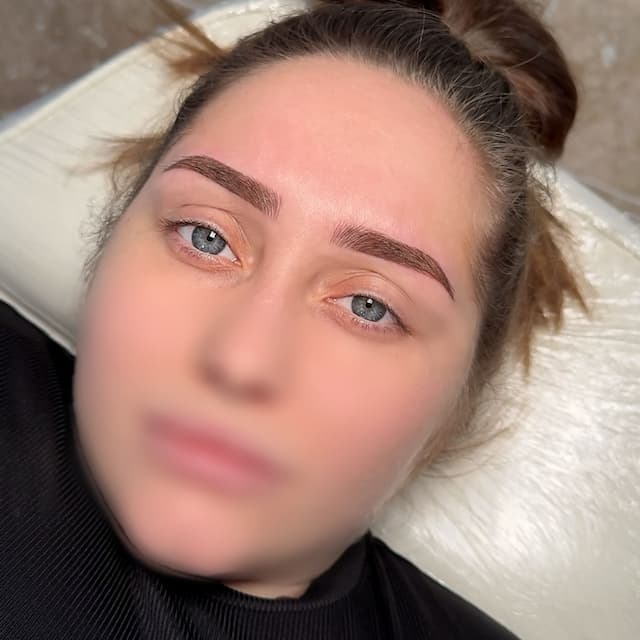 Résultat de microblading des sourcils par Brows Signature, style structuré et défini, tendance beauté 2025.