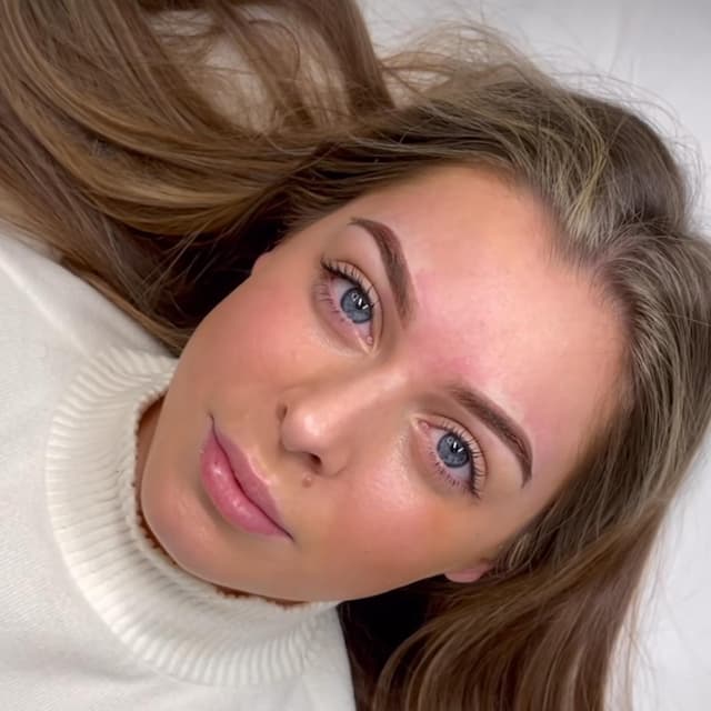 Résultat d'une prestation de microshading des sourcils à Lyon, effet structuré et naturel – 2025