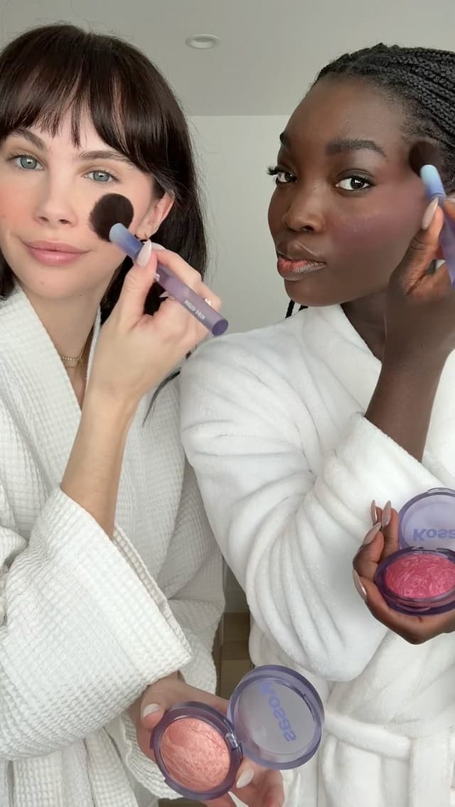 Application de blush en poudre Kosas sur deux modèles - maquillage tendance 2025