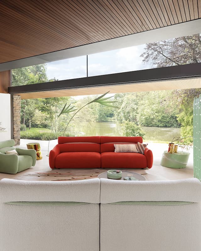 Canapé design rouge signé Roche Bobois – mobilier contemporain dans un intérieur, collection, 2025.