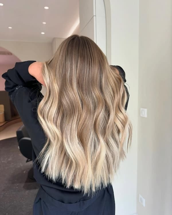 Vue arrière du balayage blond sur cheveux longs réalisé par Thomas Tuccinardi en 2025.