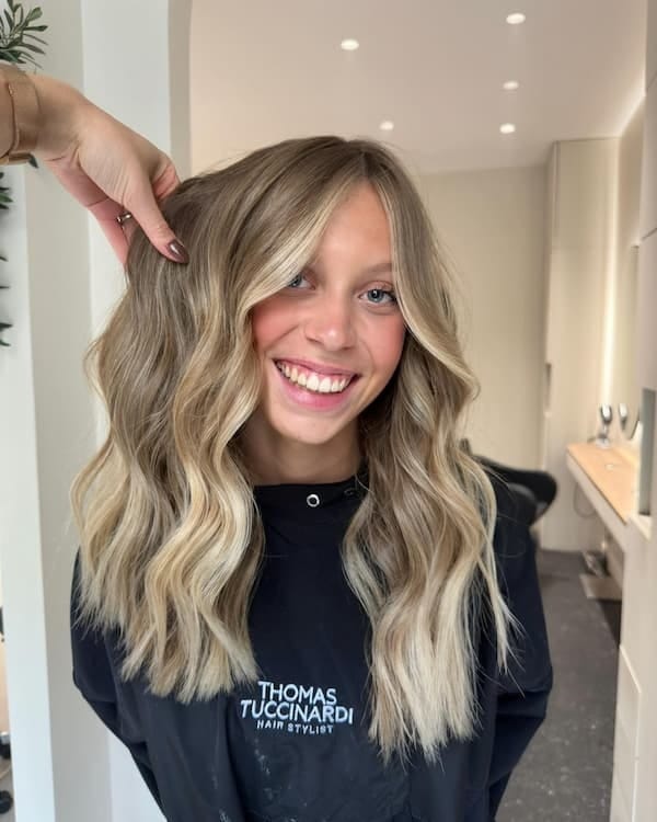 Résultat final du balayage blond sur cheveux longs, réalisé par Thomas Tuccinardi en 2025