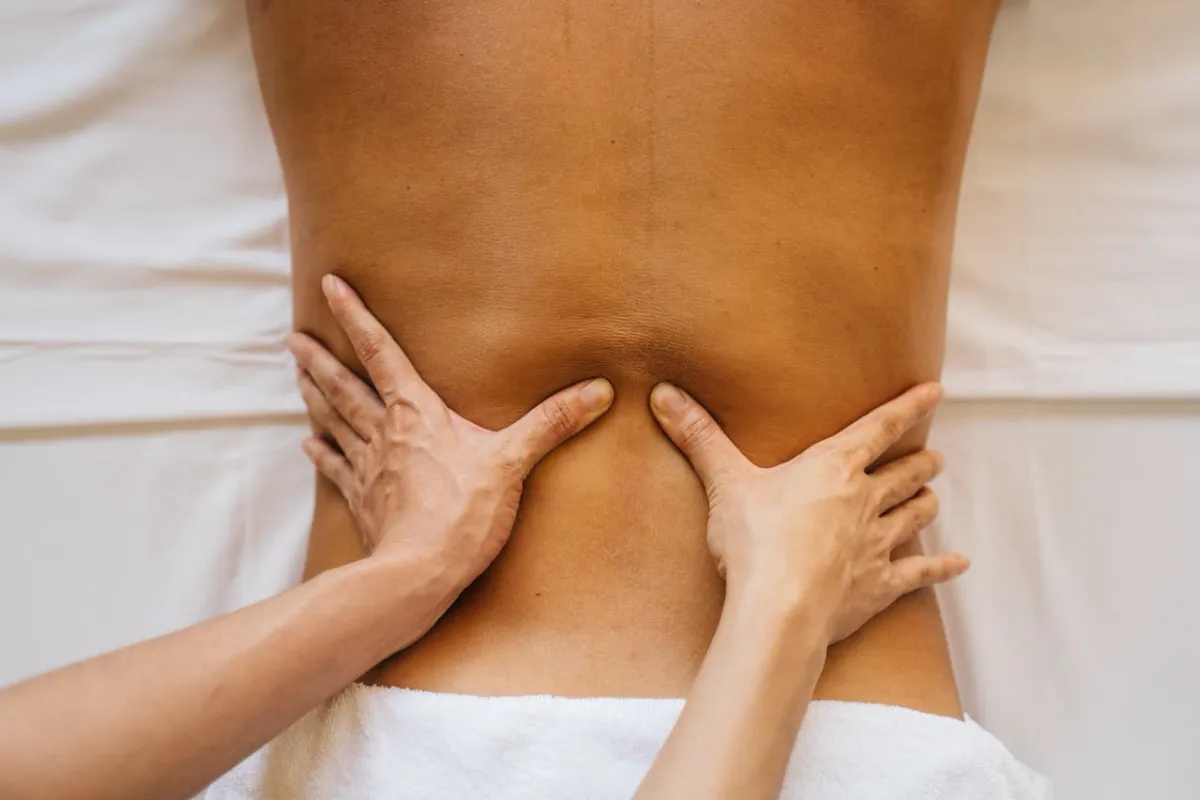 Massage du dos professionnel pour soulager les tensions musculaires et favoriser la détente