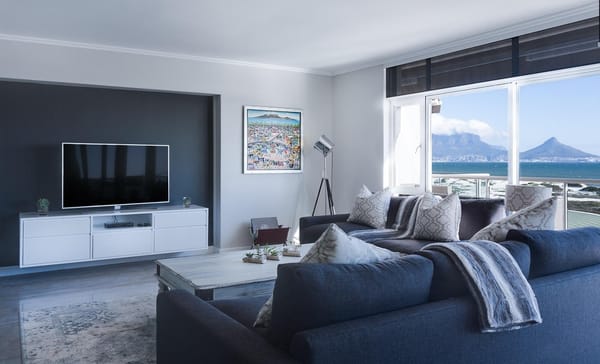 Quels critères influencent réellement le prix d’un appartement contemporain face à la mer ?