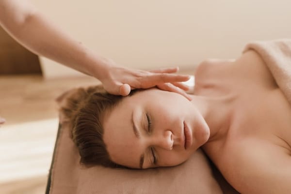 Pourquoi le massage facial transforme-t-il notre équilibre intérieur ?