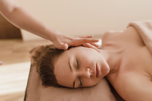 Pourquoi le massage facial transforme-t-il notre équilibre intérieur ?