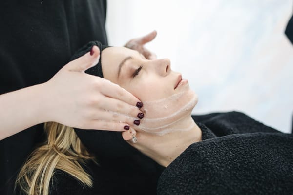 Soin du visage et énergie vitale : une connexion sous-estimée