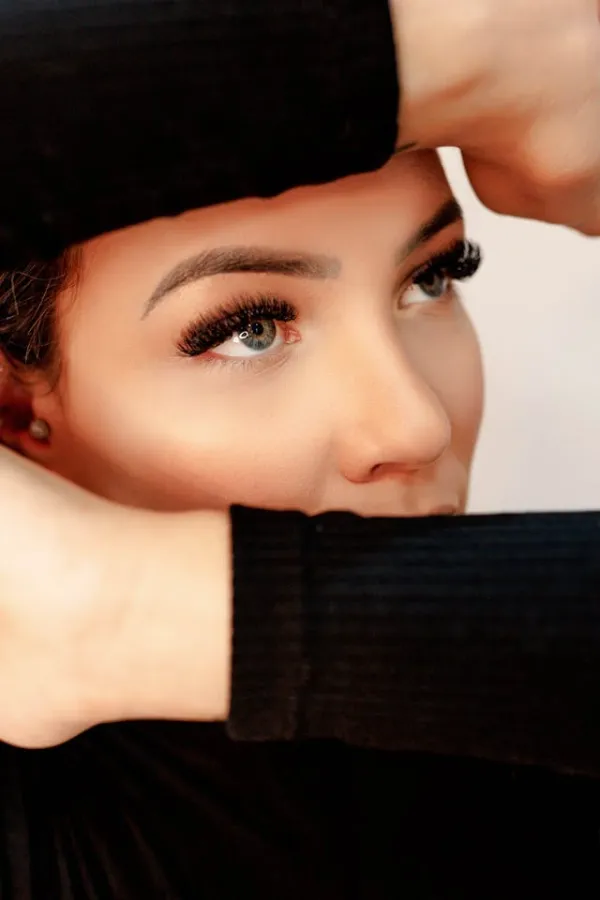 Regard maquillé avec cils fournis et liner graphique, mise en beauté sophistiquée des yeux et sourcils définis