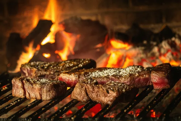 Comment reconnaître un bon restaurant de grillades au feu de bois ?