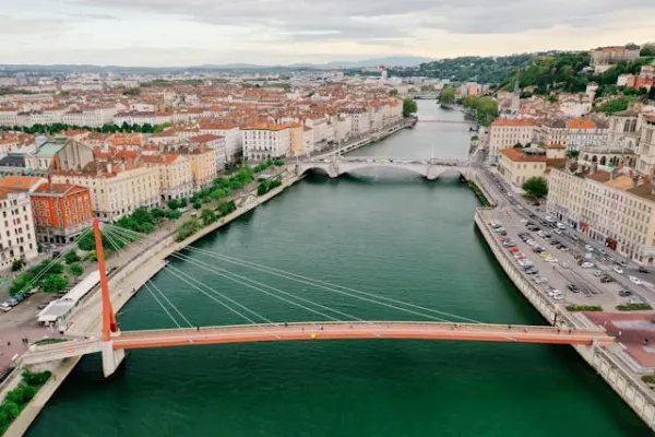 vue-aerienne-lyon-passerelle-rouge-saone-collines-arriere