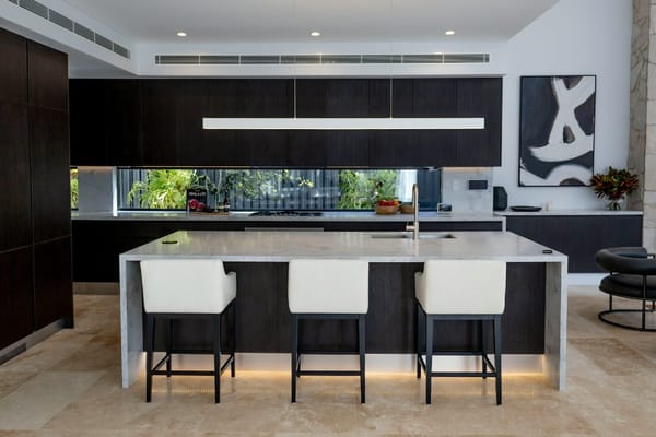 Cuisine moderne design avec îlot central en marbre et sol en pierre – décoration intérieure élégante et contemporaine, collection 2025.