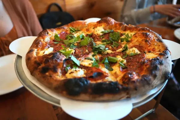Croûte dorée, mozzarella fondante et jambon cru : une pizza napolitaine qui ouvre l’appétit