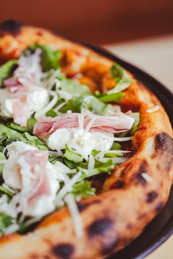 Croûte dorée, mozzarella fondante et jambon cru : une pizza napolitaine qui ouvre l’appétit