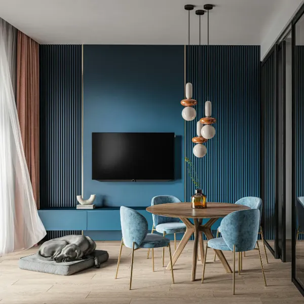 Salle à manger contemporaine avec chaises bleu clair, mur à tasseaux verticaux et suspension graphique design